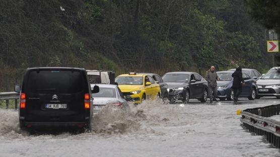 Bakanl�ktan 16 il i�in sar� kodlu uyar�: Sa�anak ve f�rt�na geliyor