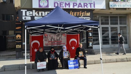 DEM Parti önünde evlat nöbeti: Gittiğin yol doğru değil