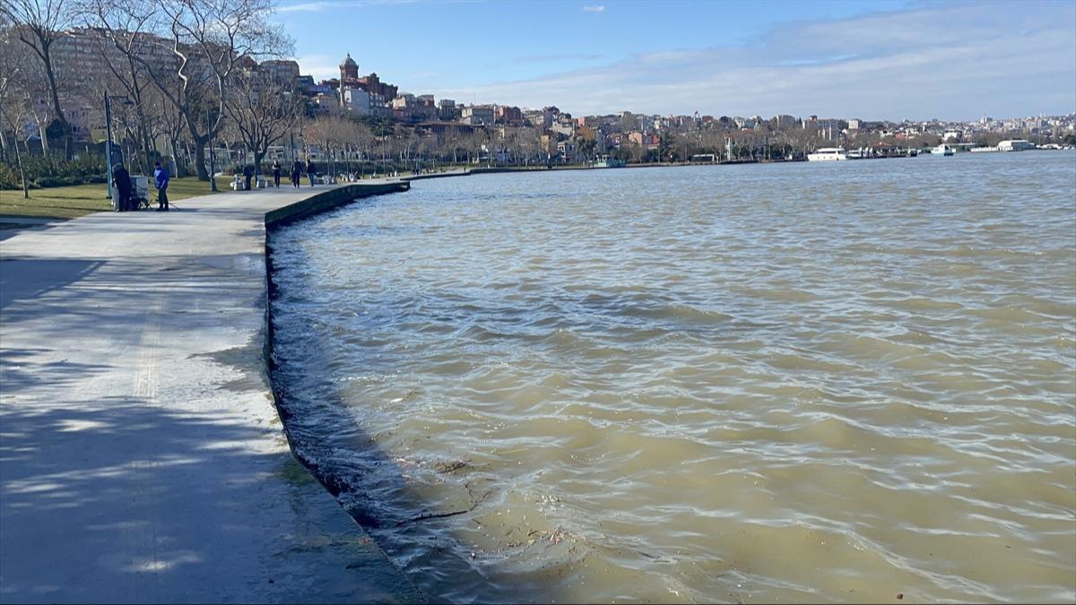 İstanbul'da yağış sonrası içler acısı manzara: Haliç'in rengi kahverengiye dönüştü