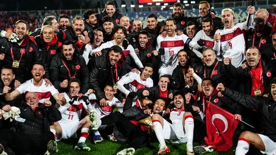 Millilere tebrik mesajlar� pe� pe�e geldi