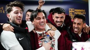 Montella'ya bas�n toplant�s�nda sulu kutlama