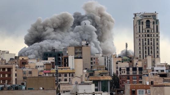 Tahran'daki eski ABD Büyükelçiliği vuruldu