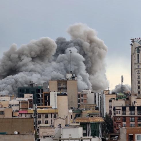 Tahran'daki eski ABD Büyükelçiliği vuruldu