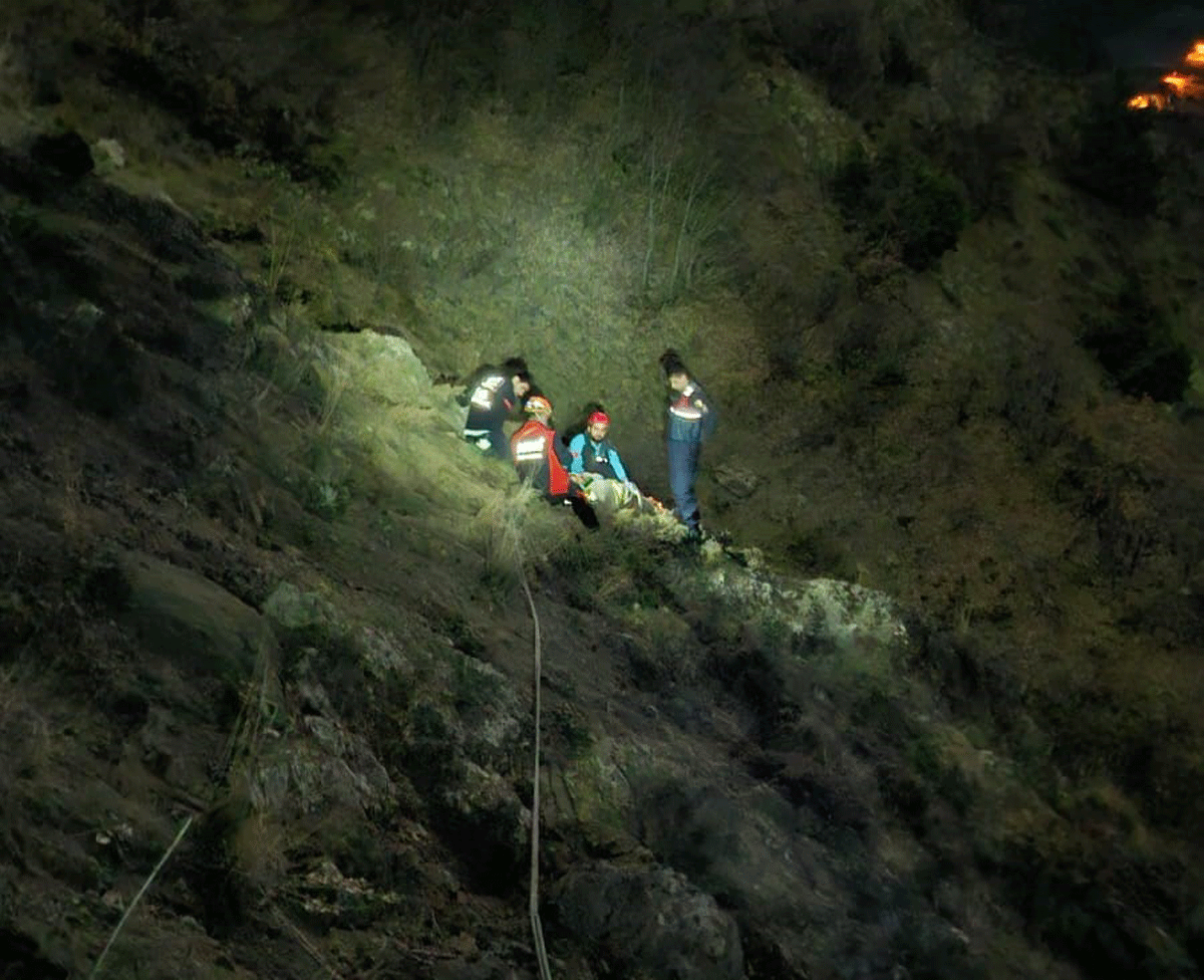 �orum'da mantar toplarken u�uruma yuvarlanan vatanda�� komandolar kurtard�