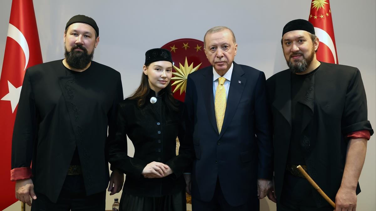 Cumhurba�kan� Erdo�an, 'Ay Yola' m�zik grubu �yelerini kabul etti