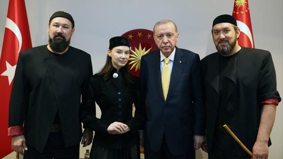 Cumhurba�kan� Erdo�an, 'Ay Yola' m�zik grubu �yelerini kabul etti