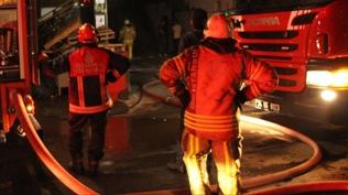 Ekipler b�lgeye sevk edildi! Ka��thane'de bulunan bir AVM'de yang�n ��kt�