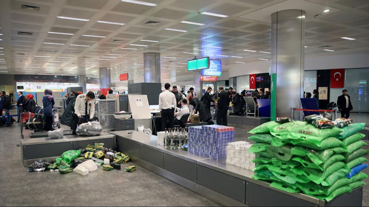 G�mr�kte skandal g�r�nt�ler! Mallar� �alarken e�lenmi�ler: 4 g�revli g�zalt�nda