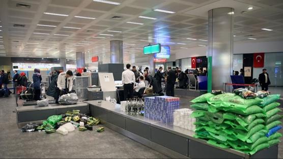 G�mr�kte skandal g�r�nt�ler! Mallar� �alarken e�lenmi�ler: 4 g�revli g�zalt�nda