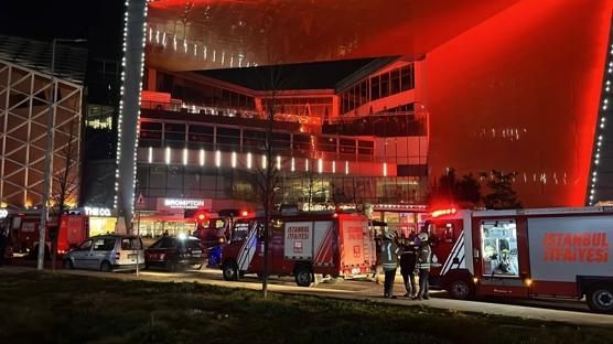 Ka��thane'de al��veri� merkezinde ��kan yang�n s�nd�r�ld�