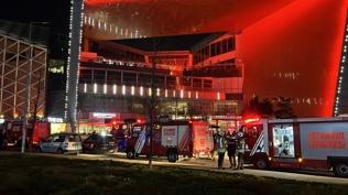 Ka��thane'de al��veri� merkezinde ��kan yang�n s�nd�r�ld�