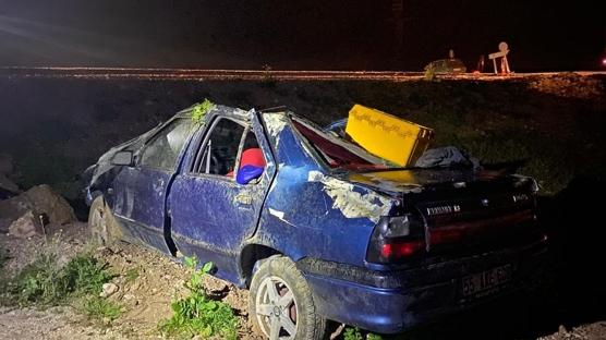 Kontrolden ��kan otomobil tarlaya u�tu:  1 ki�i �ld�, 1 ki�i de yaraland�