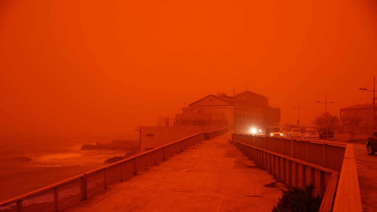 Yunanistan'da g�ky�z� k�rm�z�ya b�r�nd�! Hava ve deniz ula��m� durduruldu