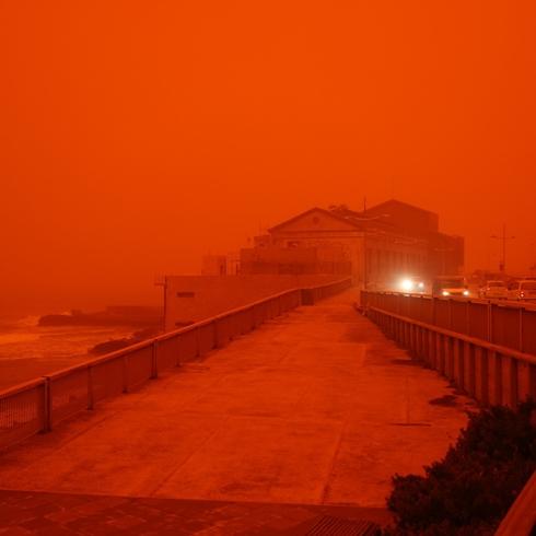 Yunanistan'da g�ky�z� k�rm�z�ya b�r�nd�! Hava ve deniz ula��m� durduruldu