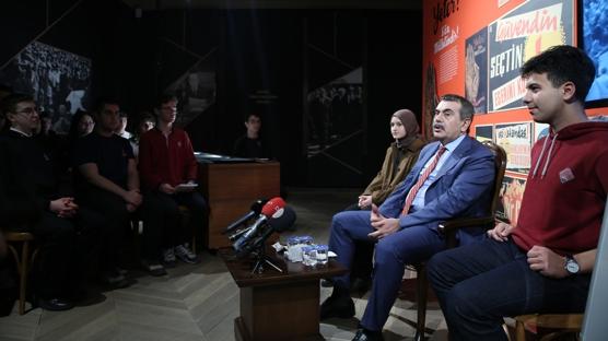 Bakan Tekin'den lise ��rencilerine 'Demokrasi ve �nsan' konulu ders