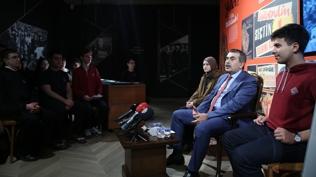 Bakan Tekin'den lise ��rencilerine 'Demokrasi ve �nsan' konulu ders