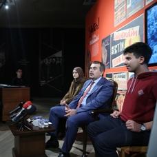 Bakan Tekin'den lise ��rencilerine 'Demokrasi ve �nsan' konulu ders