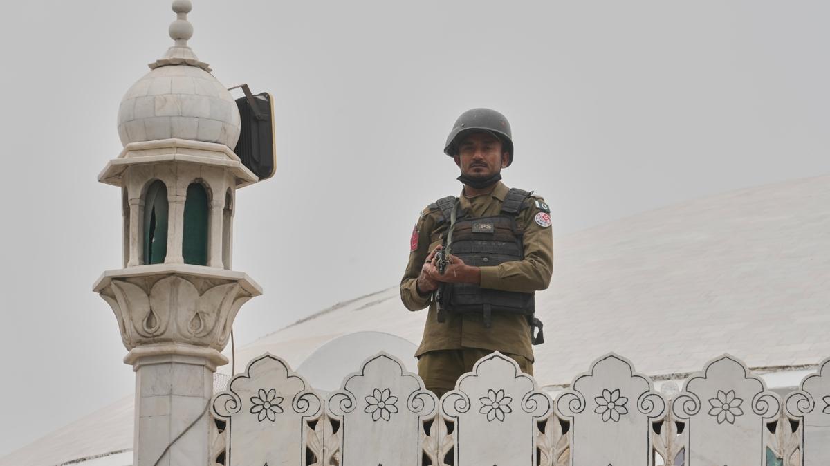 Pakistan'da polis karakoluna sald�r�: 5 can kayb�