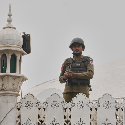 Pakistan'da polis karakoluna sald�r�: 5 can kayb�