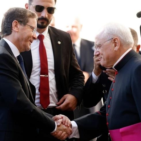 Papa, �srail Cumhurba�kan� Herzog ile g�r��t�: Diyalog kanallar�n� a��n