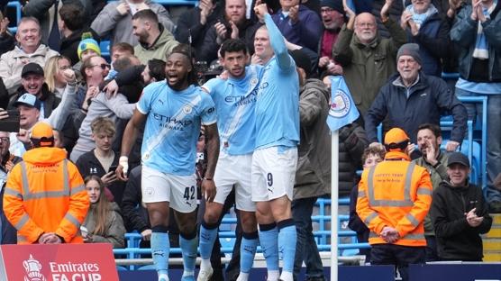 Manchester City, 4 golle yar� finale y�kseldi
