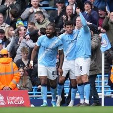 Manchester City, 4 golle yar� finale y�kseldi