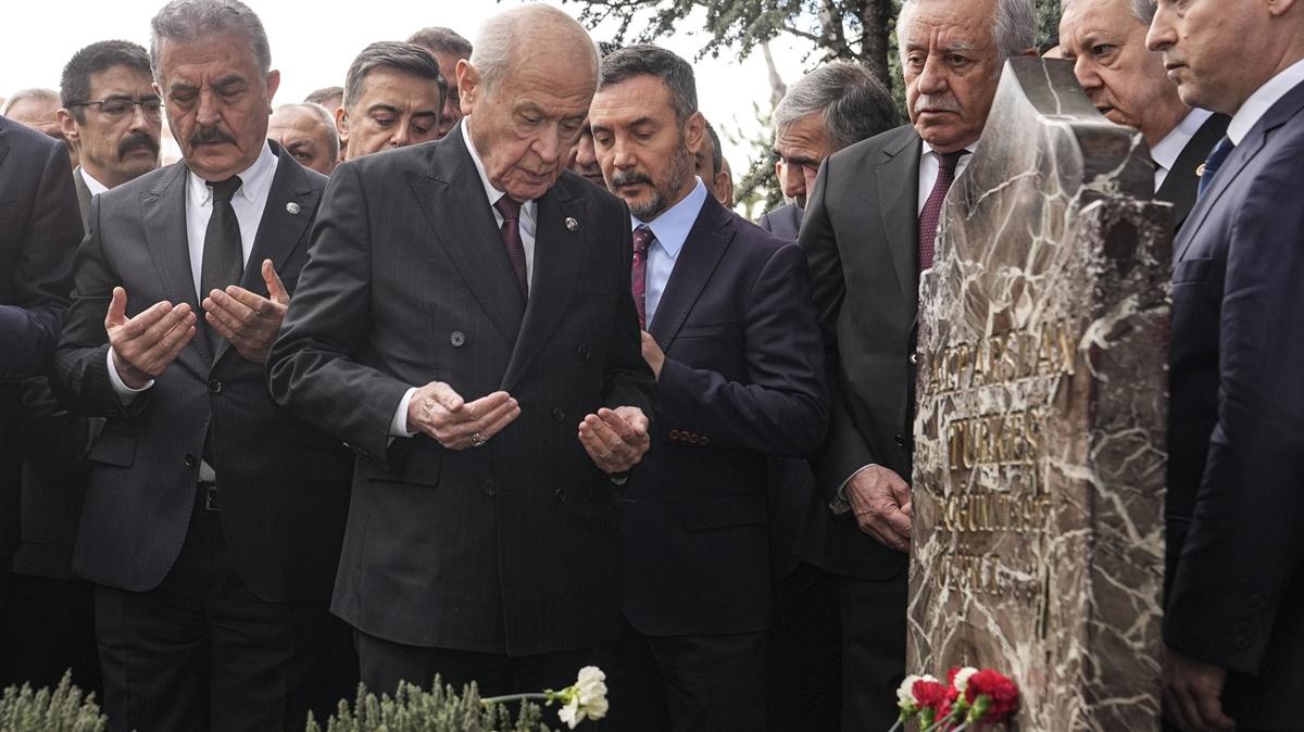 MHP lideri Bah�eli, T�rke�'in kabrini ziyaret etti