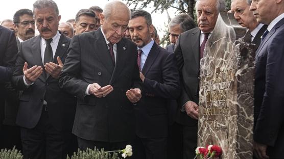 MHP lideri Bah�eli, T�rke�'in kabrini ziyaret etti