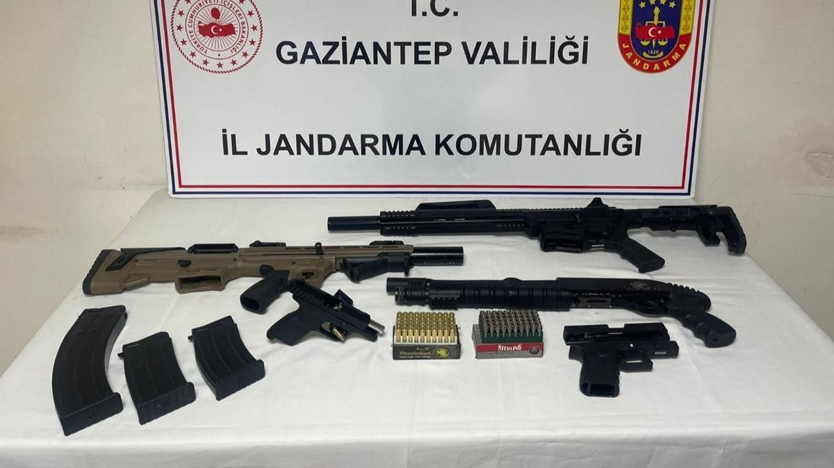 Silah ka�ak��l��� �ebekesine operasyon: Adreslerden cephanelik ��kt�