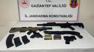 Silah kaçakçılığı şebekesine operasyon: Adreslerden cephanelik çıktı