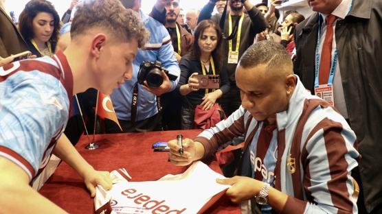 Trabzonspor'un eski futbolcusu Jaja taraftarlarla bir araya geldi