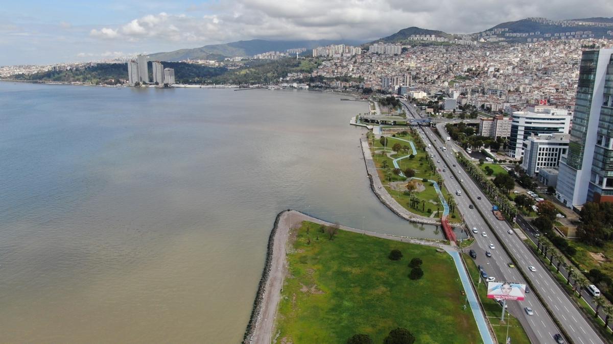 Ya��� sonras� dikkat �eken manzara: �zmir K�rfezi'nin rengi de�i�ti