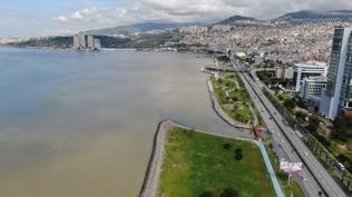 Ya��� sonras� dikkat �eken manzara: �zmir K�rfezi'nin rengi de�i�ti