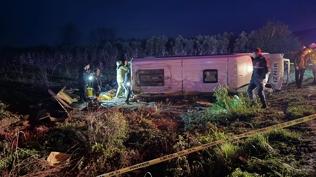 Yolcu minibüsü devrildi