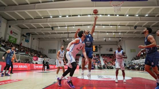 Anadolu Efes'ten rahat galibiyet