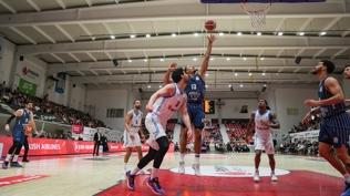 Anadolu Efes'ten rahat galibiyet