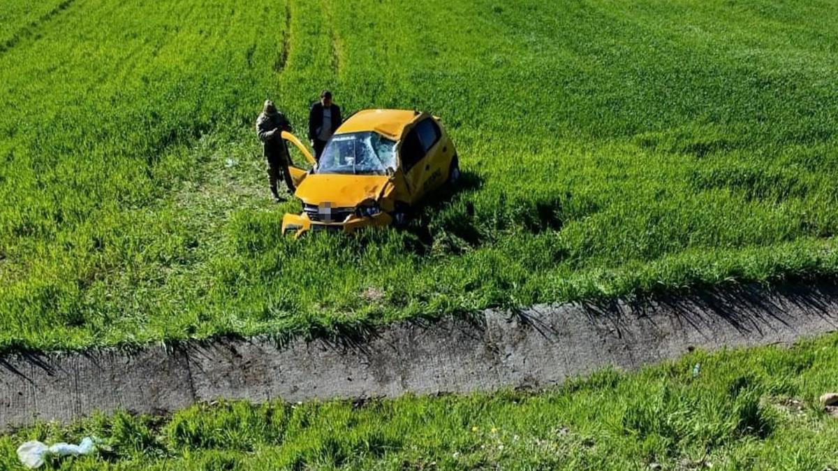 Diyarbakır'da korkutan kaza: Taksi takla attı