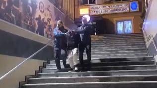 �nl� E-spor oyuncusu su� makinas� ��kt�! 21 su�tan aranan h�k�ml� Tuzla'da yakaland�