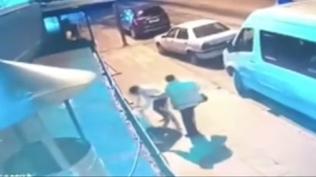 Esenyurt'ta sokak ortasında vahşet! İki kadını darp edip elini kolunu sallayarak gitti