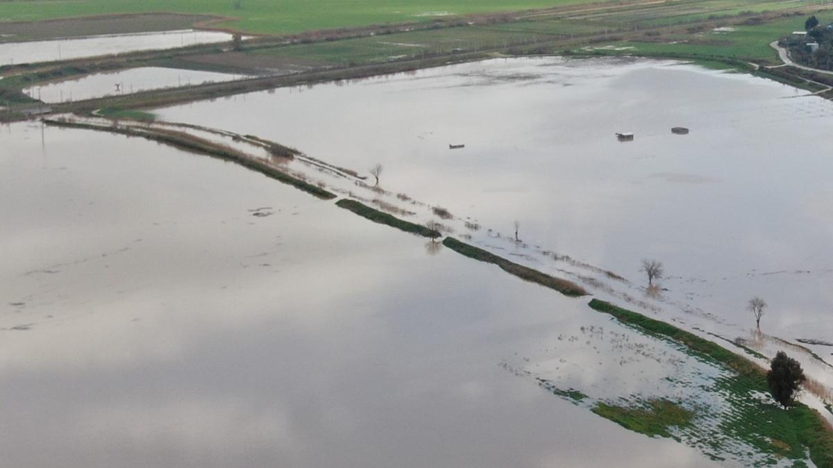 �zmir'de sa�anak! Tar�m arazileri su alt�nda kald�