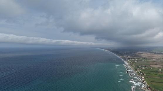 Nadir g�r�len manzara: Karadeniz'de rulo bulut olu�tu
