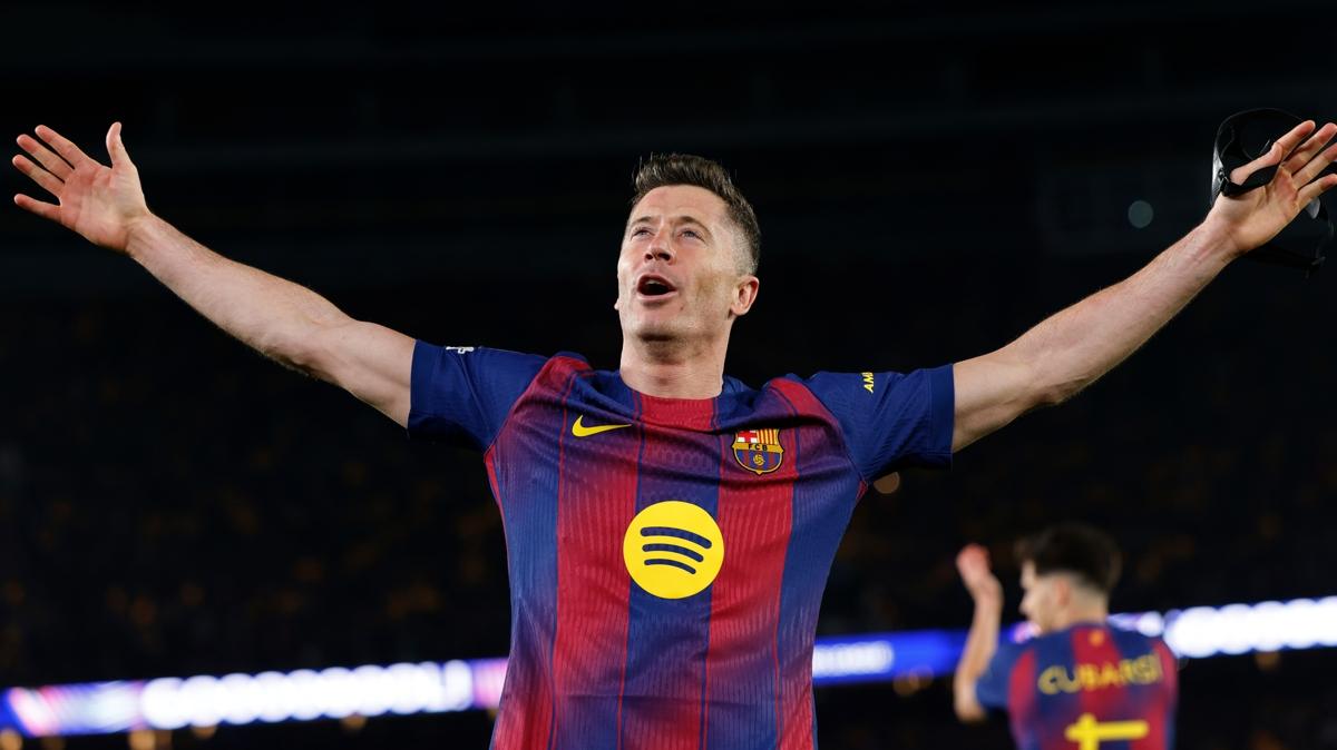 Robert Lewandowski rekora doymuyor! Barcelona tarihine ge�ti