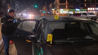 Bursa'da seyir halindeki araca yorgun mermi isabet etti