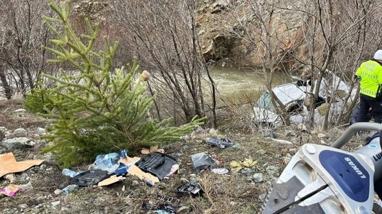 Direksiyon hakimiyetini kaybetti, dereye d��t�: 2'si �ocuk 6 ki�i yaraland�