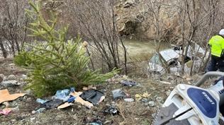 Direksiyon hakimiyetini kaybetti, dereye d��t�: 2'si �ocuk 6 ki�i yaraland�