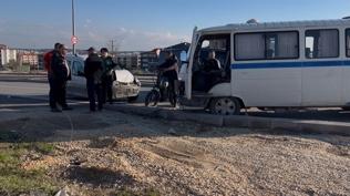 Eski�ehir'de pe� pe�e iki kaza: Minib�s, kamyonet ve ticari ara�la �arp��t�