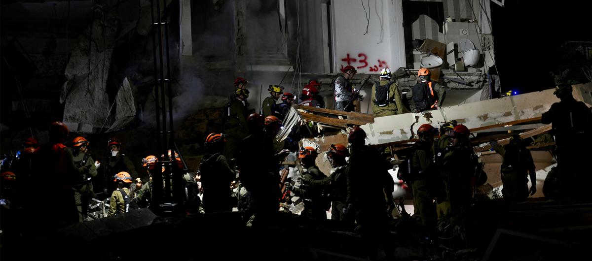 �ran �srail'i vurdu! Hayfa'da enkaz alt�ndan cesetler ��kar�l�yor