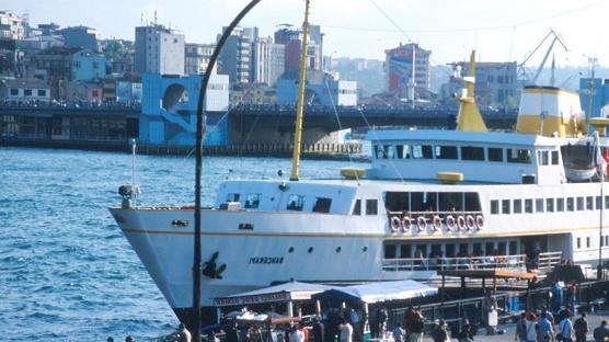 �stanbul'da korkun� olay! B�feden �ald��� d�ner b��a��yla bo�az�n� kesti