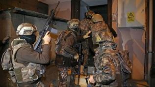 Mersin'de zehir tacirlerine darbe! Tarsus'ta 36 zanl� e� zamanl� bask�nla yakaland�