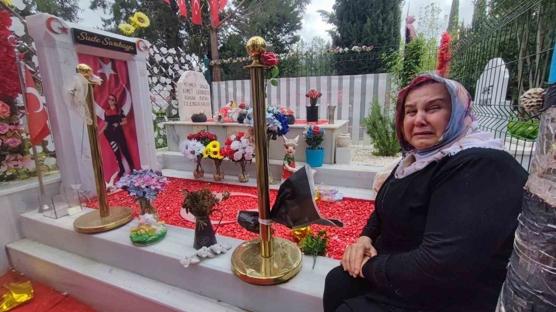 �ehit mezar�na sald�r�! Ac�l� anne g�zya�lar�na bo�uldu